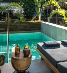 What are the swim up hotel rooms?
