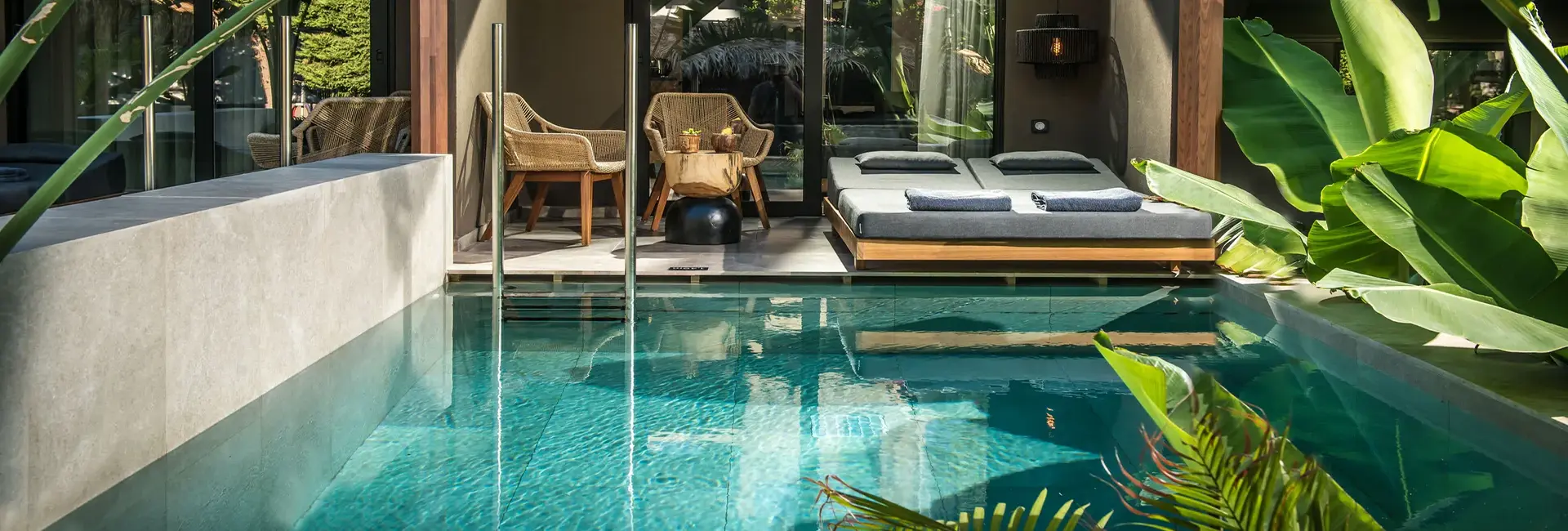 Swin Up Suites Thermal Private Pool 2 1920x650 1