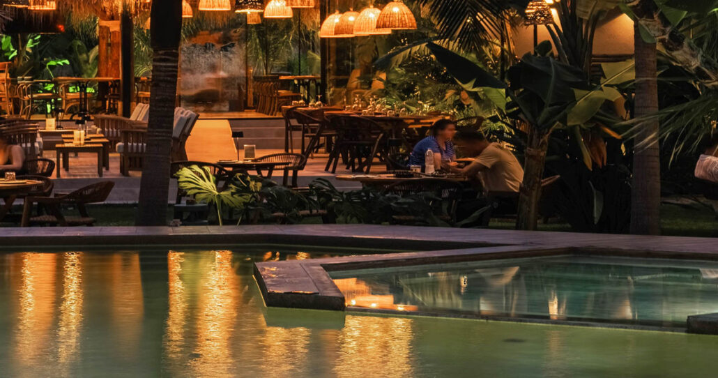 Луксозният плувен басейн и барът край басейна са на бутиков хотел в Ираклион 2 1920x1000