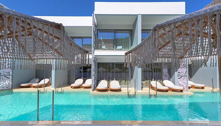 swim-up rooms with shared private pool